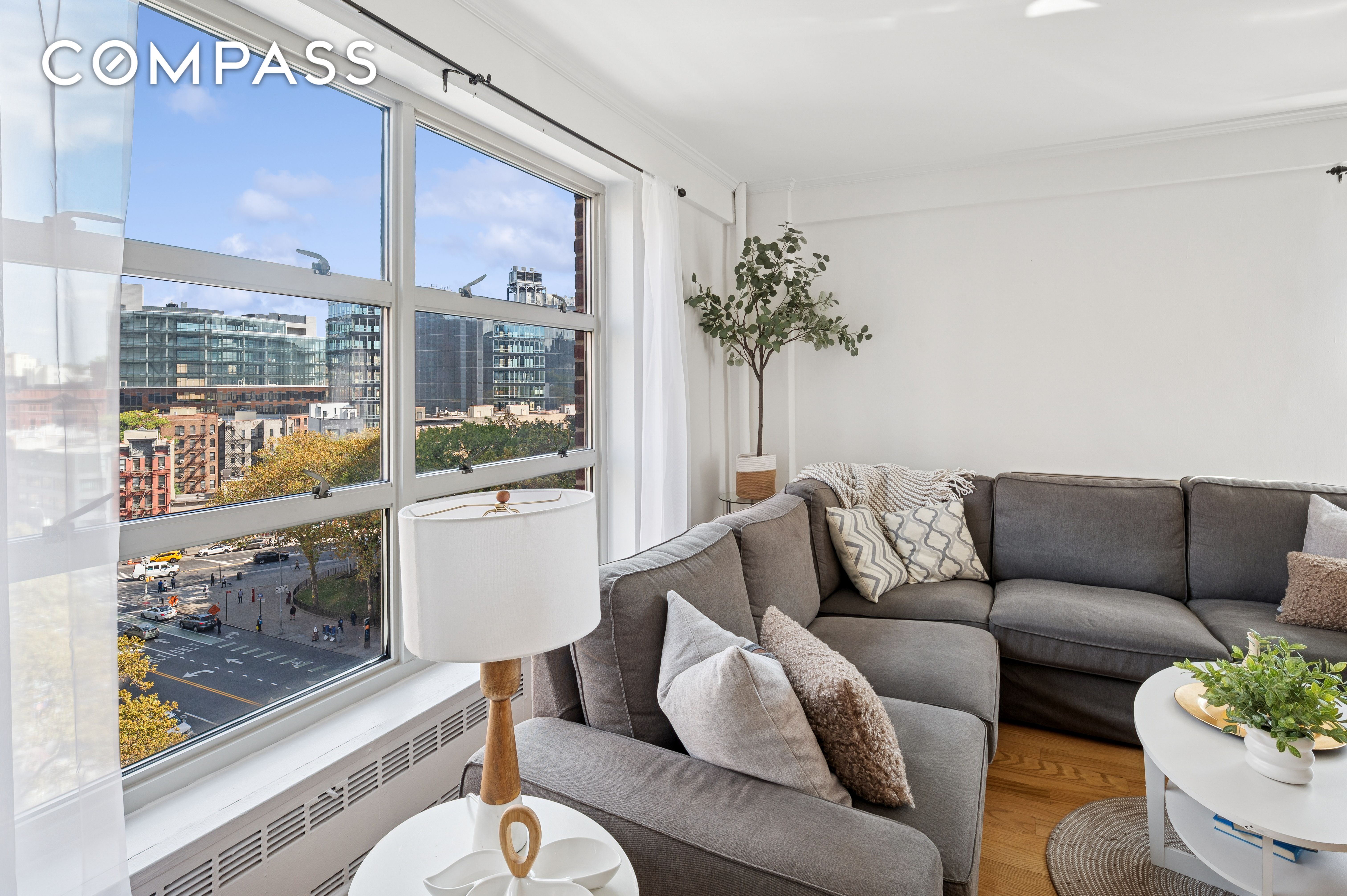 70 La Salle St Photo 2 - URBANCOMPASS-1948078474788676521