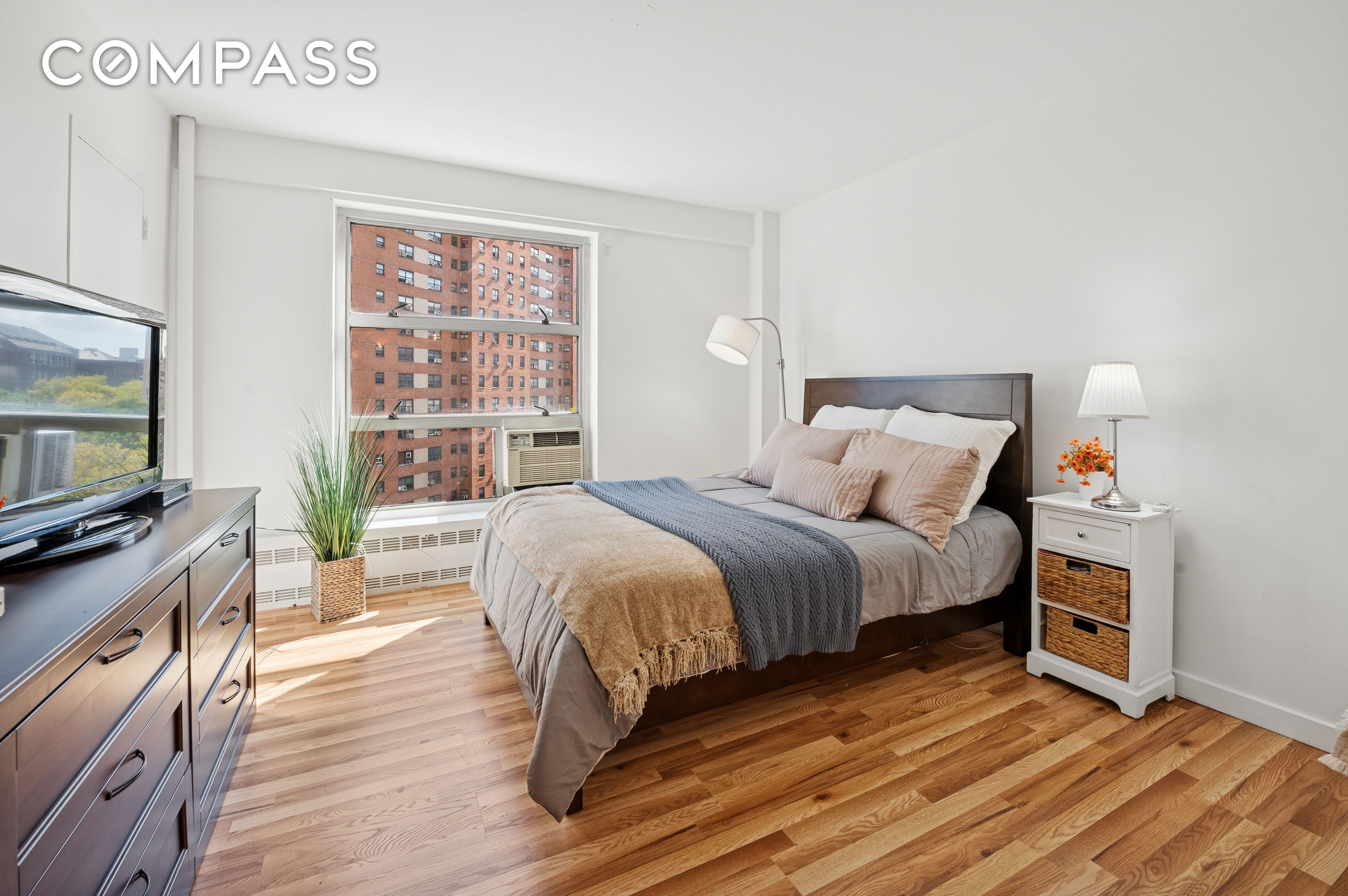 70 La Salle St Photo 10 - URBANCOMPASS-1948078474788676521