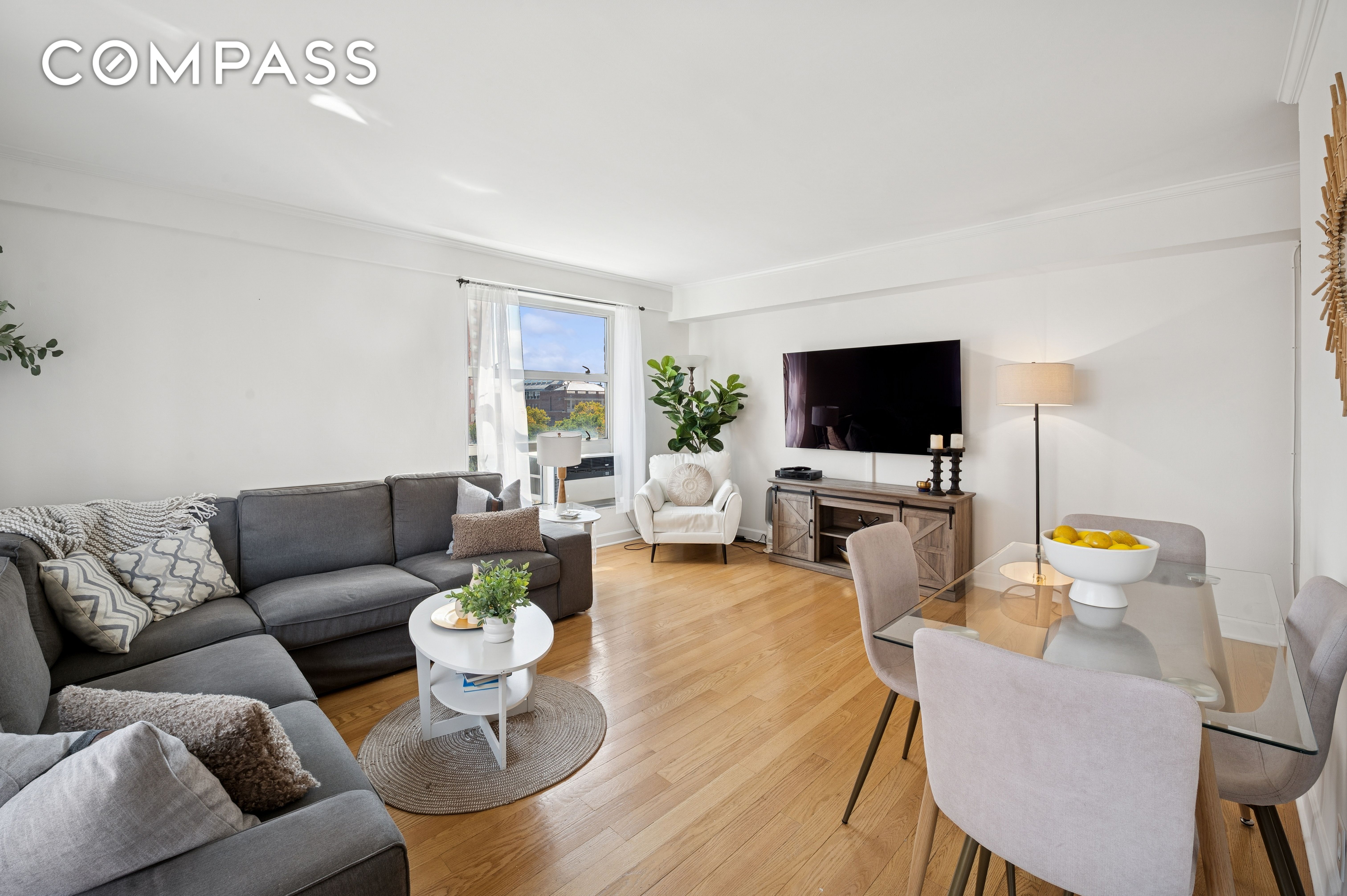 70 La Salle St Photo 3 - URBANCOMPASS-1948078474788676521
