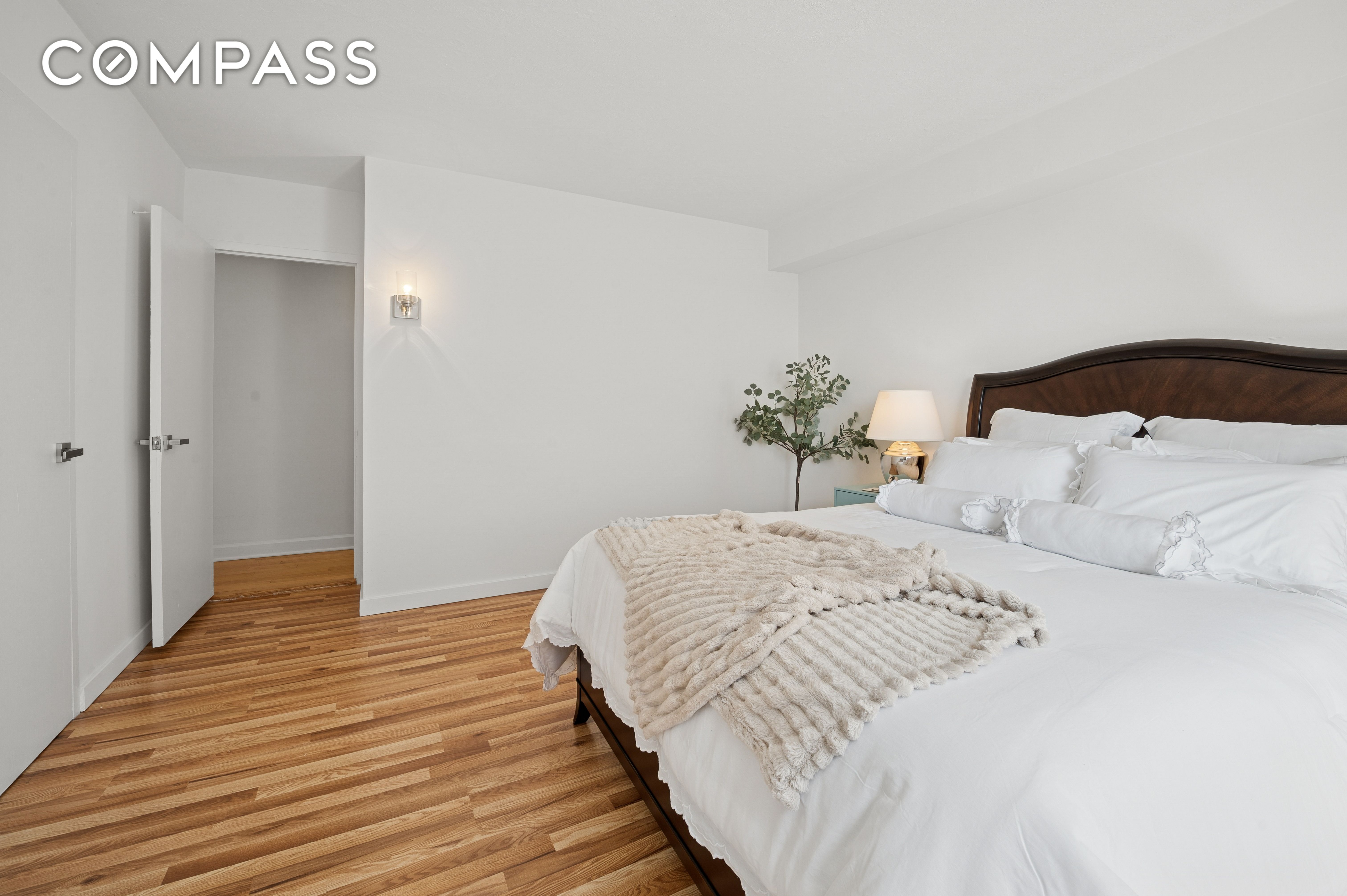 70 La Salle St Photo 12 - URBANCOMPASS-1948078474788676521