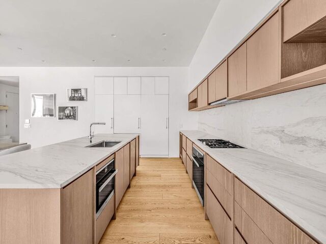 532 W 20th Street, 4