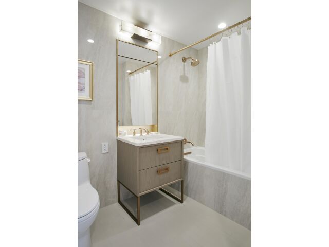 3 Court Sq, APT 5801